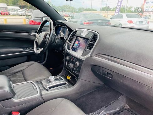 Used 2019 Chrysler 300 Touring w/ Chrome Appearance Package RWD image 24