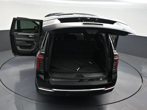 Used 2025 Chevrolet Suburban LT RWD image 37