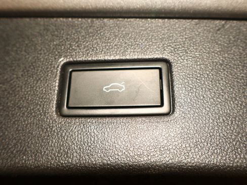 Used 2024 Volkswagen Tiguan SE image 39