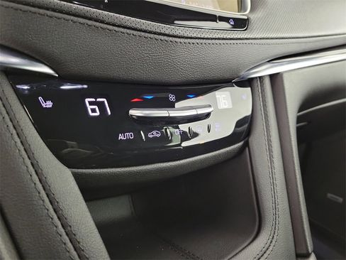 Certified 2025 Cadillac XT6 Luxury image 29