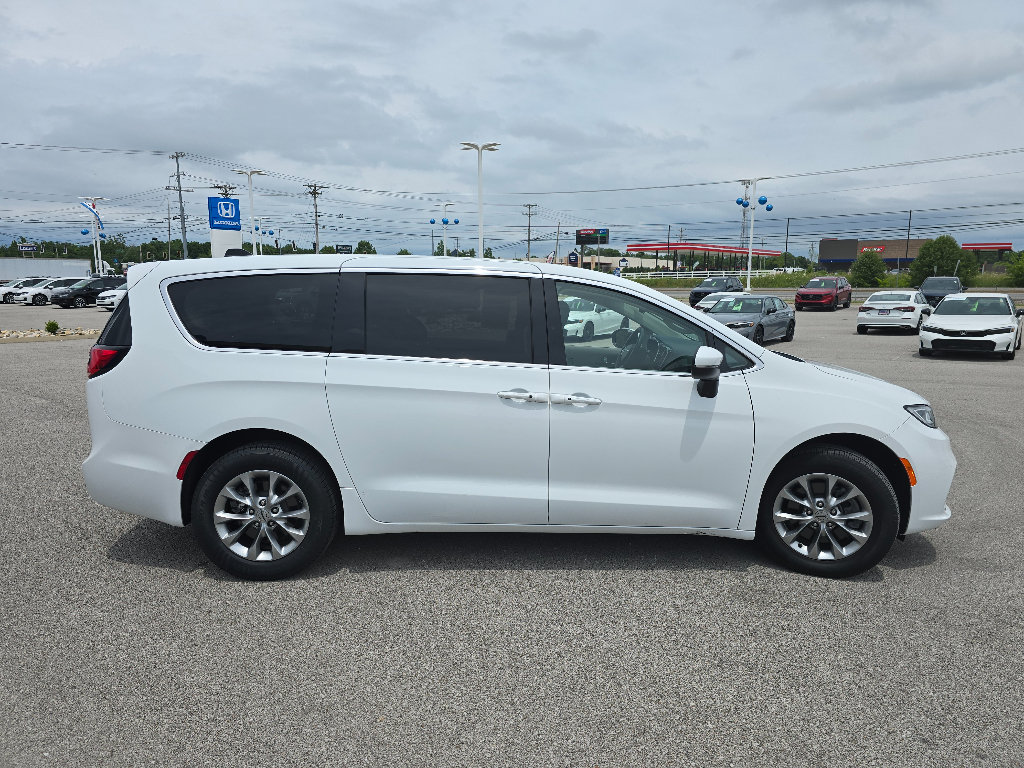 Used 2023 Chrysler Pacifica Touring-L AWD/4WD image 5