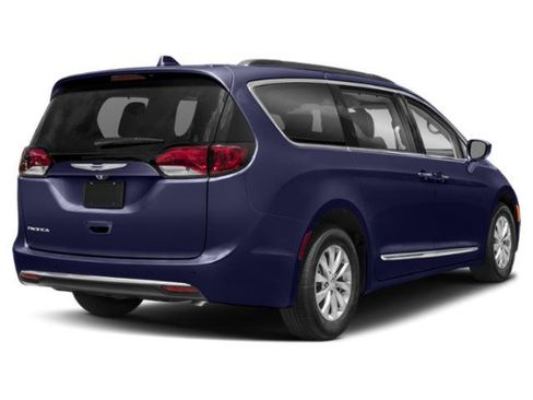 Used 2018 Chrysler Pacifica Touring-L Plus FWD image 2