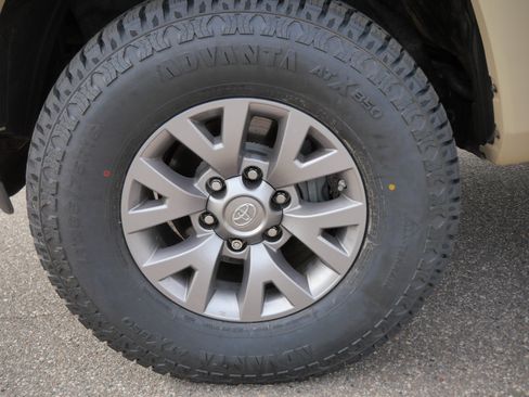 Certified 2019 Toyota Tacoma SR5 AWD/4WD image 16