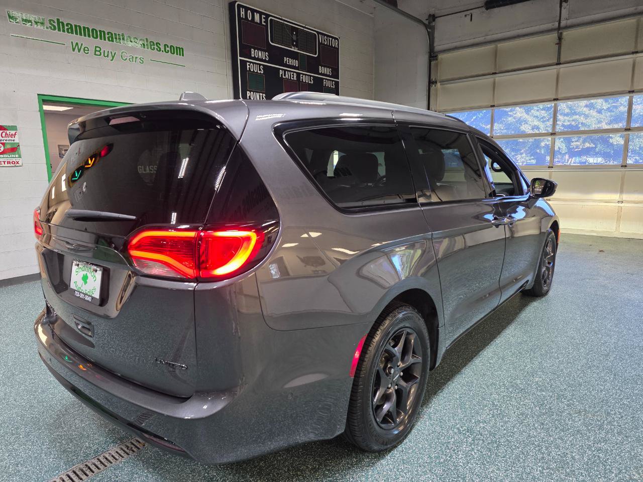 Used 2019 Chrysler Pacifica Limited w/ Advanced Safetytec Group FWD image 6