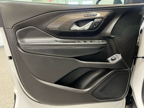 Used 2024 GMC Terrain SLT image 11