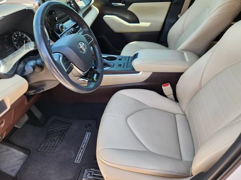 Used 2021 Toyota Highlander XLE AWD/4WD image 11