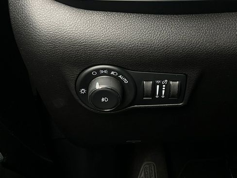 Used 2025 Jeep Compass Latitude image 21