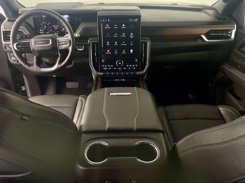 Used 2025 GMC Yukon XL Denali AWD/4WD image 12