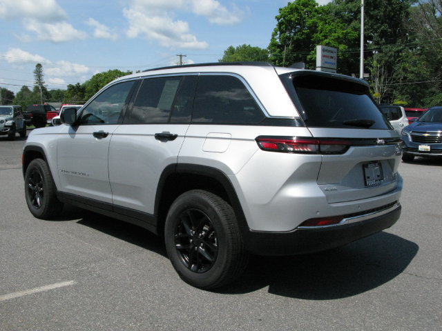 Used 2024 Jeep Grand Cherokee Laredo X w/ Luxury Tech Group I AWD/4WD image 8