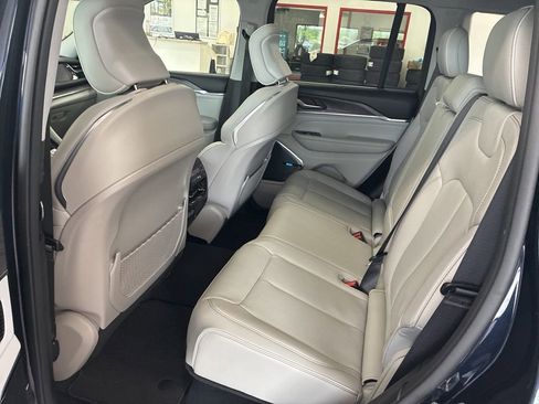 Certified 2022 Jeep Grand Cherokee Overland w/ Luxury Tech Group IV AWD/4WD image 14