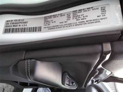 Used 2023 Jeep Grand Cherokee L Laredo image 14