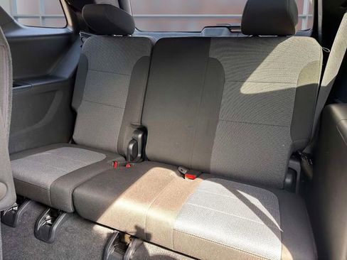 Used 2023 Chevrolet Traverse LT w/ Rear Camera Mirror Package image 16