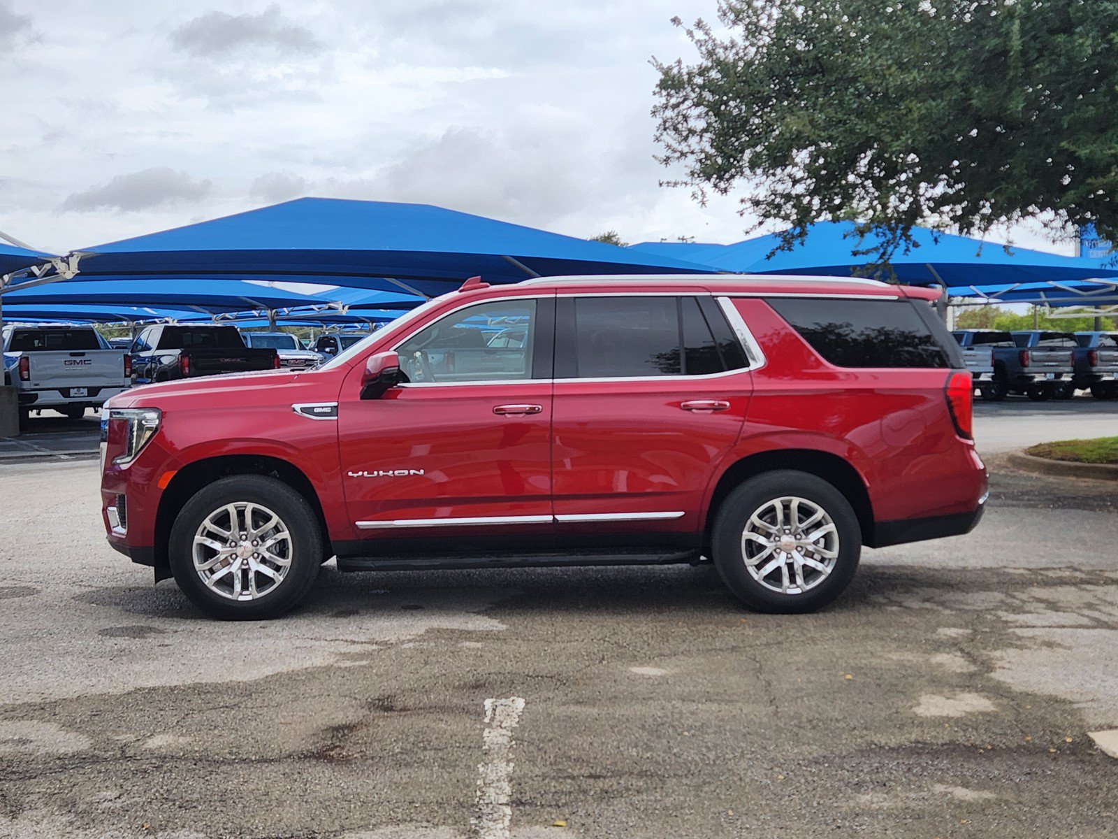Used 2023 GMC Yukon SLT w/ SLT Premium Package RWD image 3