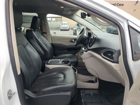 Used 2022 Chrysler Pacifica Touring-L FWD image 32