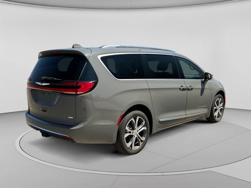 Used 2022 Chrysler Pacifica Pinnacle AWD/4WD image 3