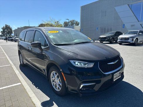 Used 2024 Chrysler Pacifica Touring-L image 2