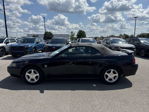 Used 2004 Ford Mustang Convertible RWD image 2
