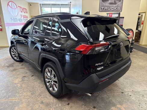 Used 2023 Toyota RAV4 XLE Premium image 8