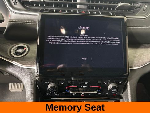 Used 2024 Jeep Grand Cherokee Limited w/ Black Appearance Package AWD/4WD image 15