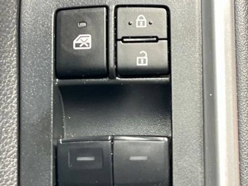 Used 2024 Toyota Highlander LE AWD/4WD image 6