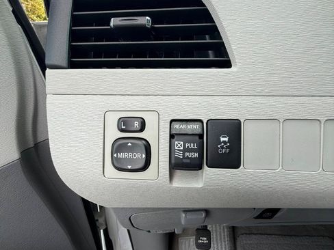 Used 2013 Toyota Sienna XLE FWD image 11