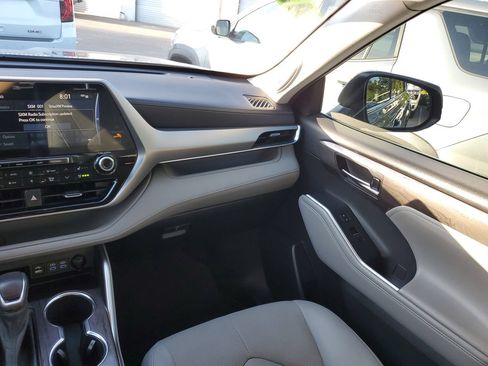 Used 2022 Toyota Highlander Platinum FWD image 15