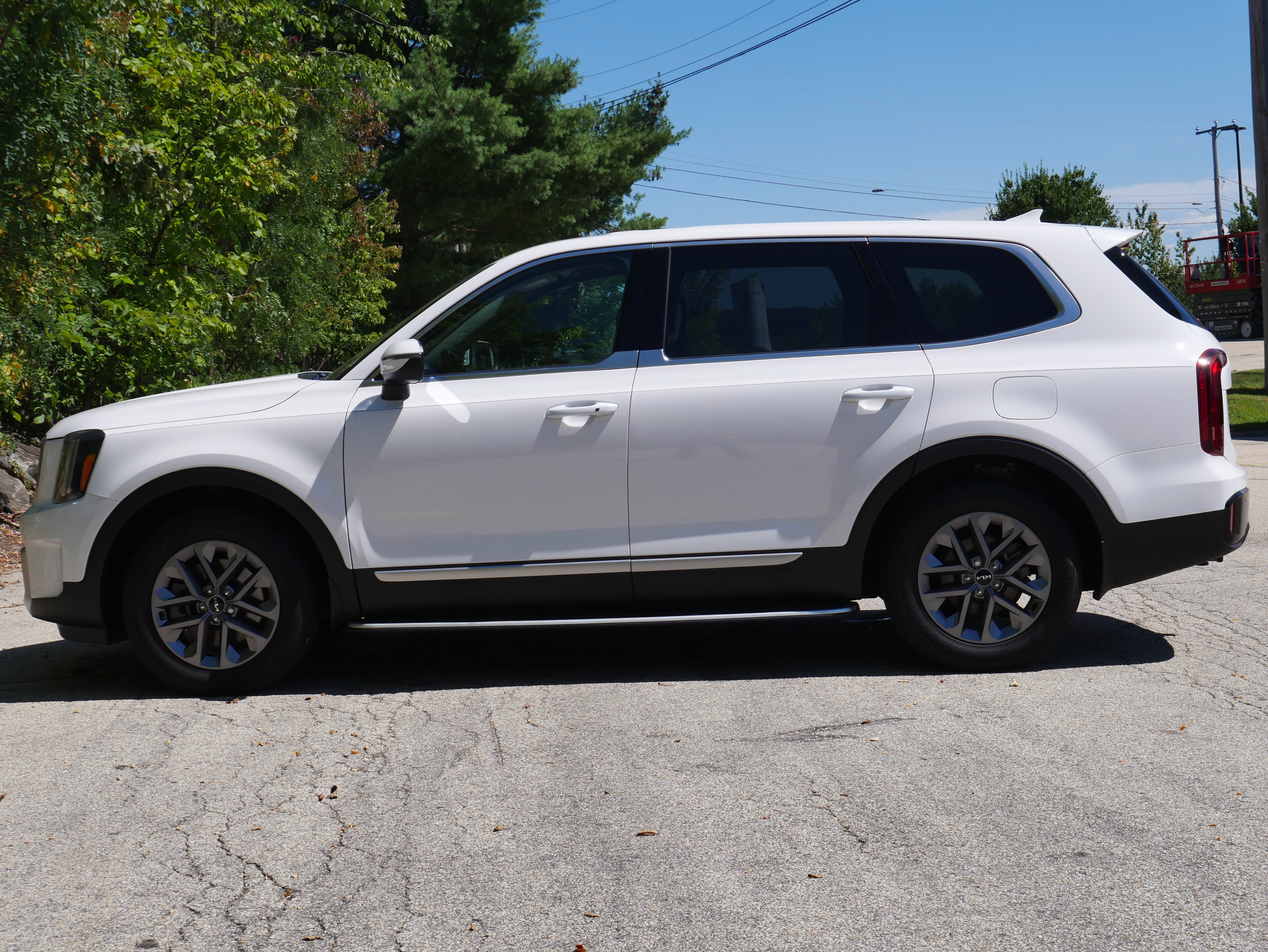 Certified 2025 Kia Telluride LX FWD image 3