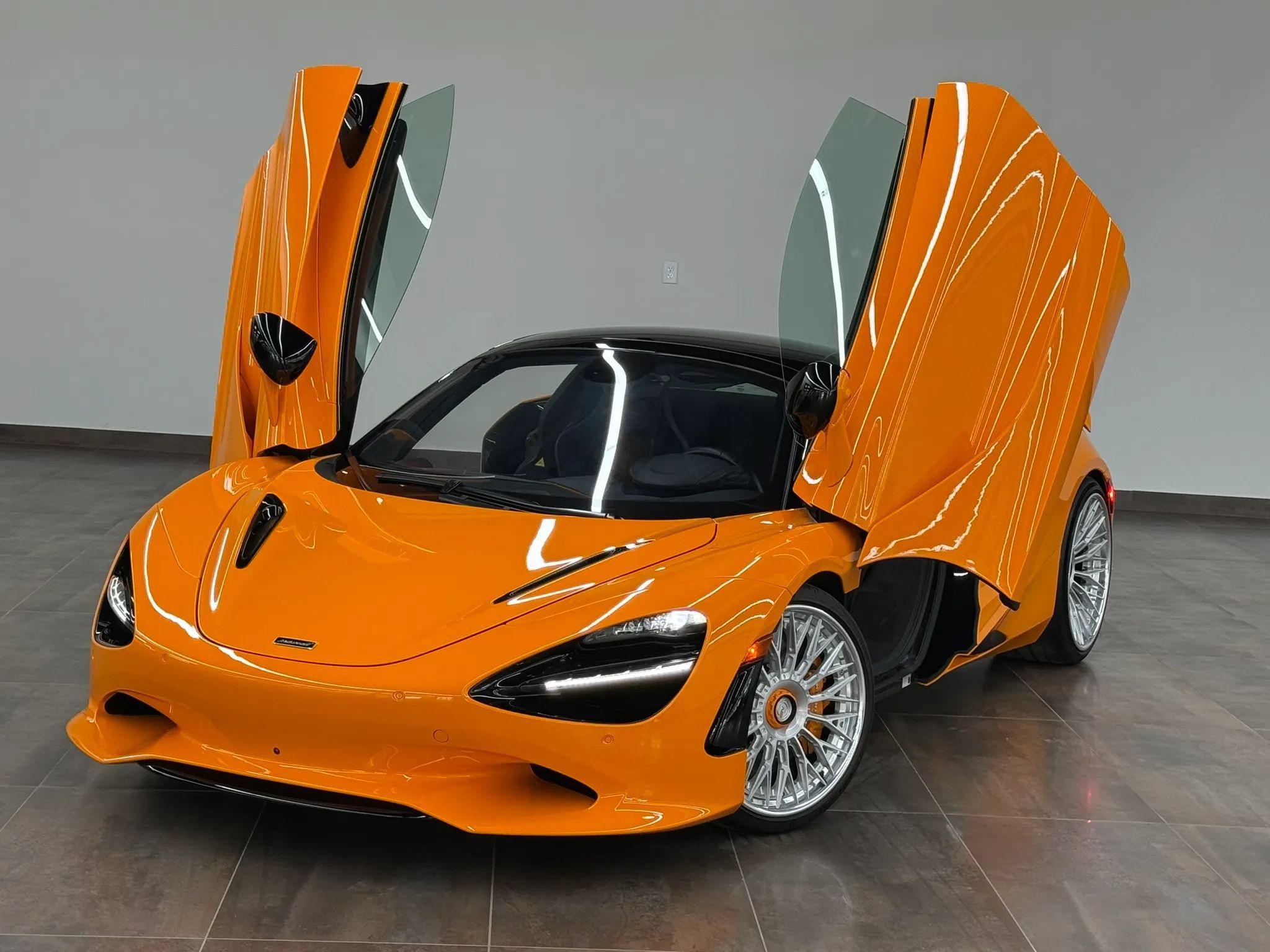 Used 2025 McLaren 750S Spider RWD image 5
