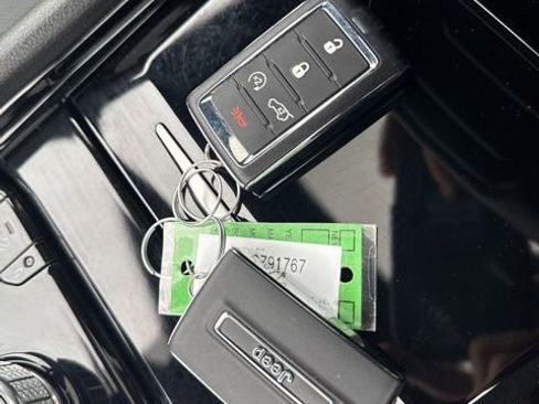 Used 2023 Jeep Grand Cherokee Overland w/ Luxury Tech Group IV AWD/4WD image 31