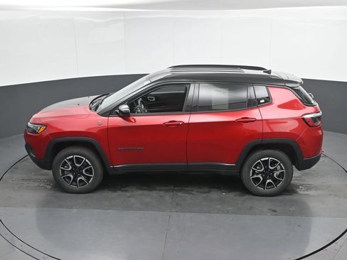 Used 2025 Jeep Compass Trailhawk AWD/4WD image 35