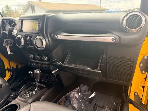 Used 2015 Jeep Wrangler Unlimited Sahara w/ Connectivity Group image 31