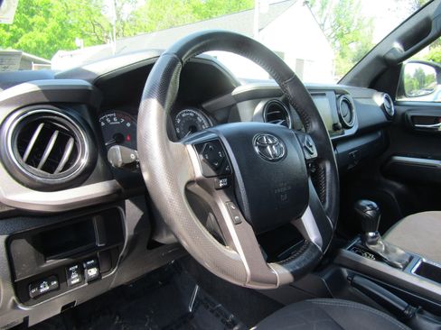 Used 2017 Toyota Tacoma TRD Sport w/ Premium & Technology Package image 27