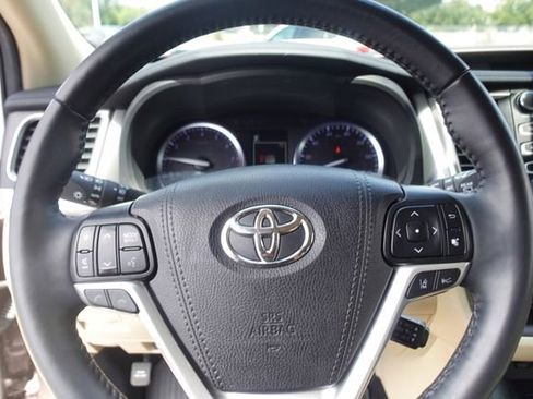 Certified 2019 Toyota Highlander Limited Platinum AWD/4WD image 15