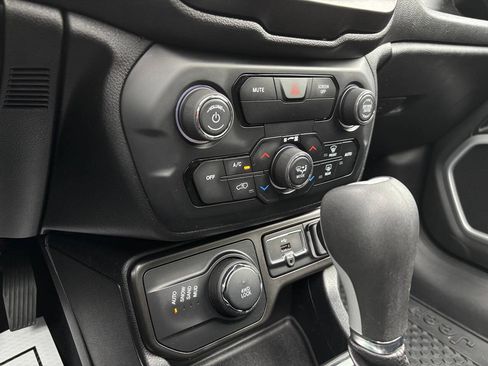 Used 2020 Jeep Renegade Latitude w/ Cold Weather Group AWD/4WD image 24