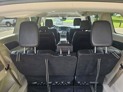 Used 2023 Chrysler Pacifica Touring-L FWD image 20