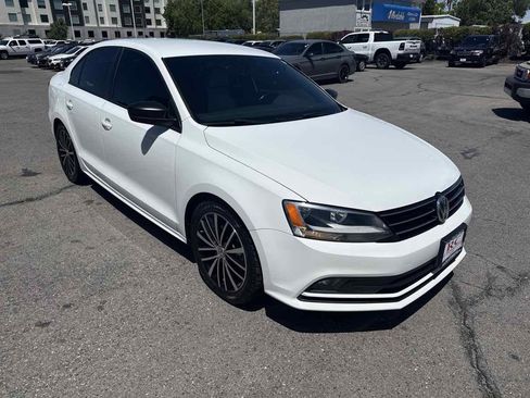 Used 2016 Volkswagen Jetta Sport FWD image 4