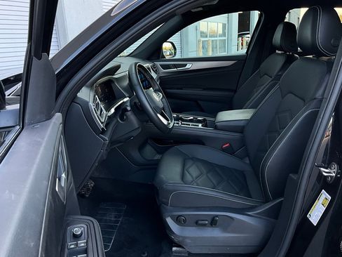 Used 2025 Volkswagen Atlas Cross Sport SE image 10