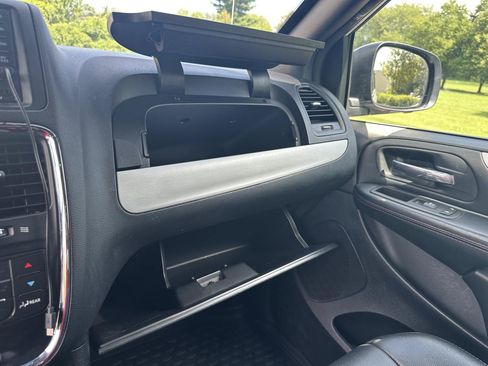 Used 2016 Dodge Grand Caravan R/T FWD image 30