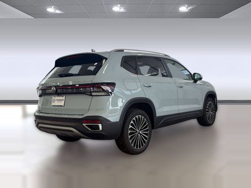 New 2026 Volkswagen Taos SE FWD image 9