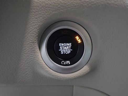 Used 2024 Chrysler Pacifica Limited FWD image 29