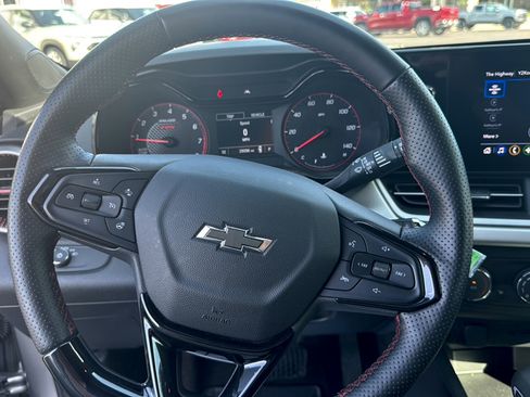 Used 2025 Chevrolet Trax RS FWD image 16