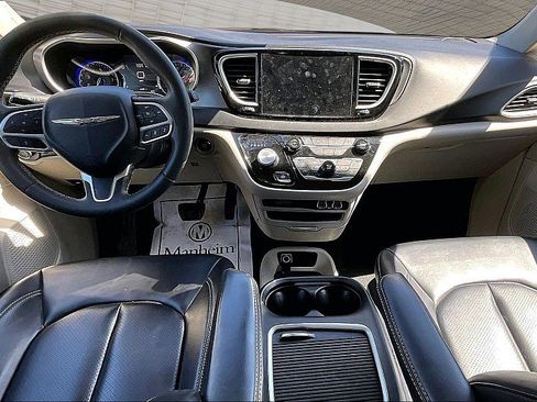 Used 2023 Chrysler Pacifica Touring-L image 14