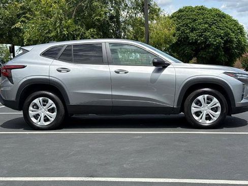 Used 2025 Chevrolet Trax LS FWD image 10