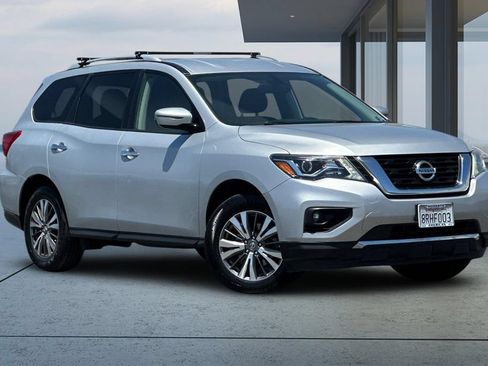 Used 2019 Nissan Pathfinder SV FWD image 2