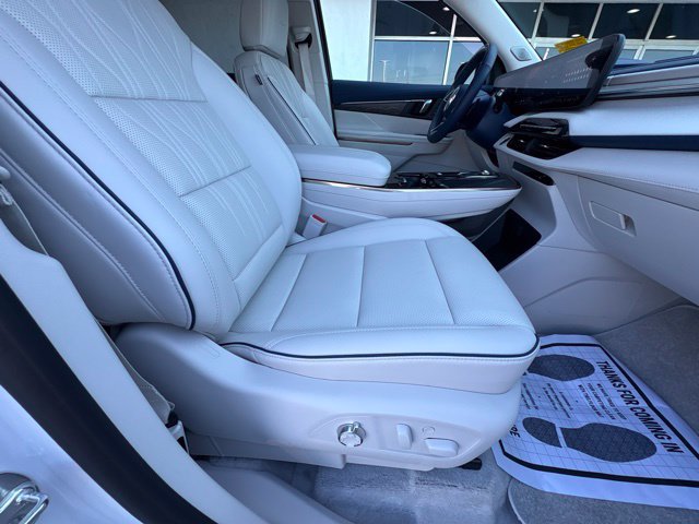 Used 2025 Buick Enclave Avenir w/ Super Cruise Package FWD image 3