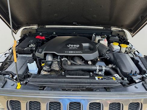 Used 2021 Jeep Wrangler Unlimited Sahara AWD/4WD image 9