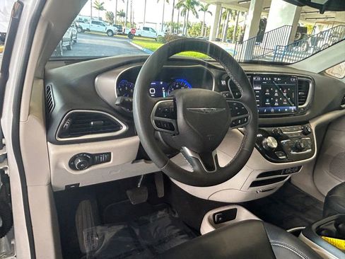 Used 2024 Chrysler Pacifica Touring-L image 34