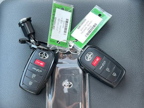 Used 2025 Toyota Tacoma Limited AWD/4WD image 46