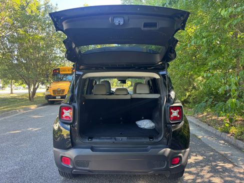 Used 2018 Jeep Renegade Latitude w/ Cold Weather Group AWD/4WD image 6