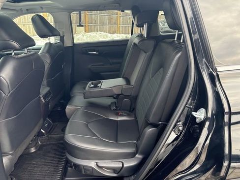 Used 2024 Toyota Highlander XLE image 18